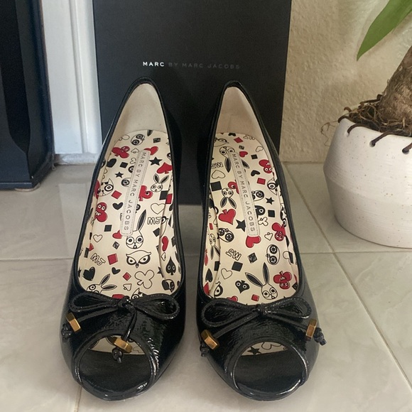 Marc by Marc Jacobs 101 Naplack Black parent leather peep toe heels - Picture 2 of 9